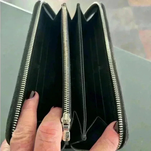 EUC Louis Vuitton Epi Noir zippy wallet full inclusion and new zipper pull - Picture 7 of 14